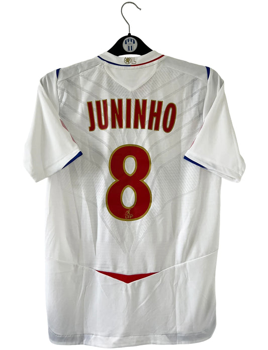 Maillot de foot vintage domicile blanc de l'OL de la saison 2008/2009. On peut retrouver l'équipementier Umbro et le sponsor Novotel. Le maillot est floqué du numéro 8 Juninho. Il s'agit d'un maillot authentique d'époque.