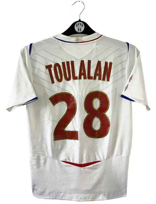 Maillot de foot vintage domicile blanc de l'OL de la saison 2008/2009. On peut retrouver l'équipementier umbro et le sponsor novotel. Le maillot est floqué du numéro 28 Jérémy Toulalan. Il s'agit d'un maillot authentique d'époque.