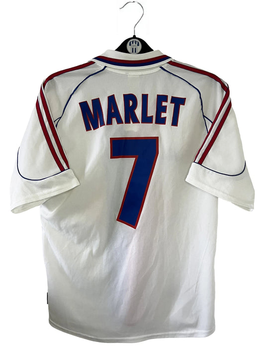 Maillot de foot vintage domicile blanc de l'Olympique Lyonnais de la saison 1999-2000. On peut retrouver l'équipementier Adidas et le sponsor Pathé. Le maillot est floqué du numéro 7 Steve Marlet. Il s'agit d'un maillot authentique d'époque comportant les numéros 683485