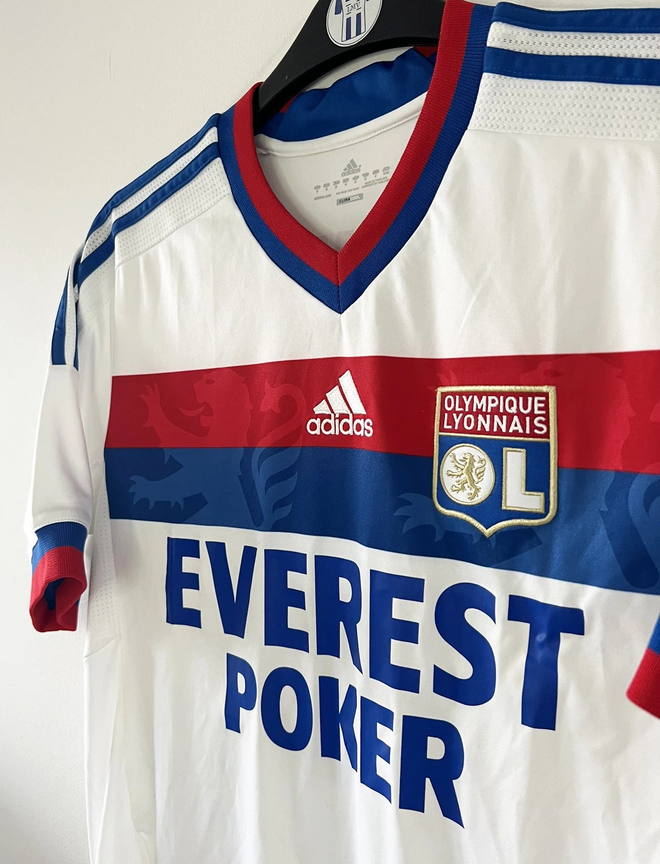 Maillot de foot vintage domicile de l'OL de la saison 2011/2012. On peut retrouver l'équipementier Adidas et le sponsor Everest Poker. Le maillot est floqué du numéro 9 Lisandro Lopez. Il s'agit d'un maillot authentique d'époque comportant les numéro V13375.