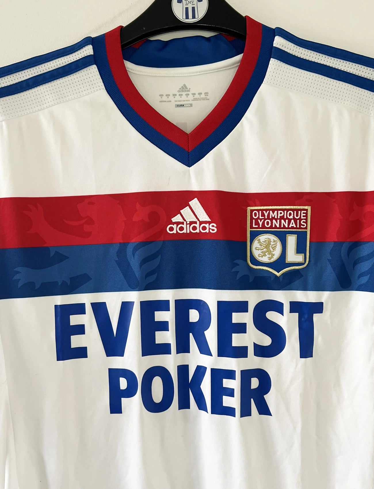 Maillot de foot vintage domicile de l'OL de la saison 2011/2012. On peut retrouver l'équipementier Adidas et le sponsor Everest Poker. Le maillot est floqué du numéro 9 Lisandro Lopez. Il s'agit d'un maillot authentique d'époque comportant les numéro V13375.