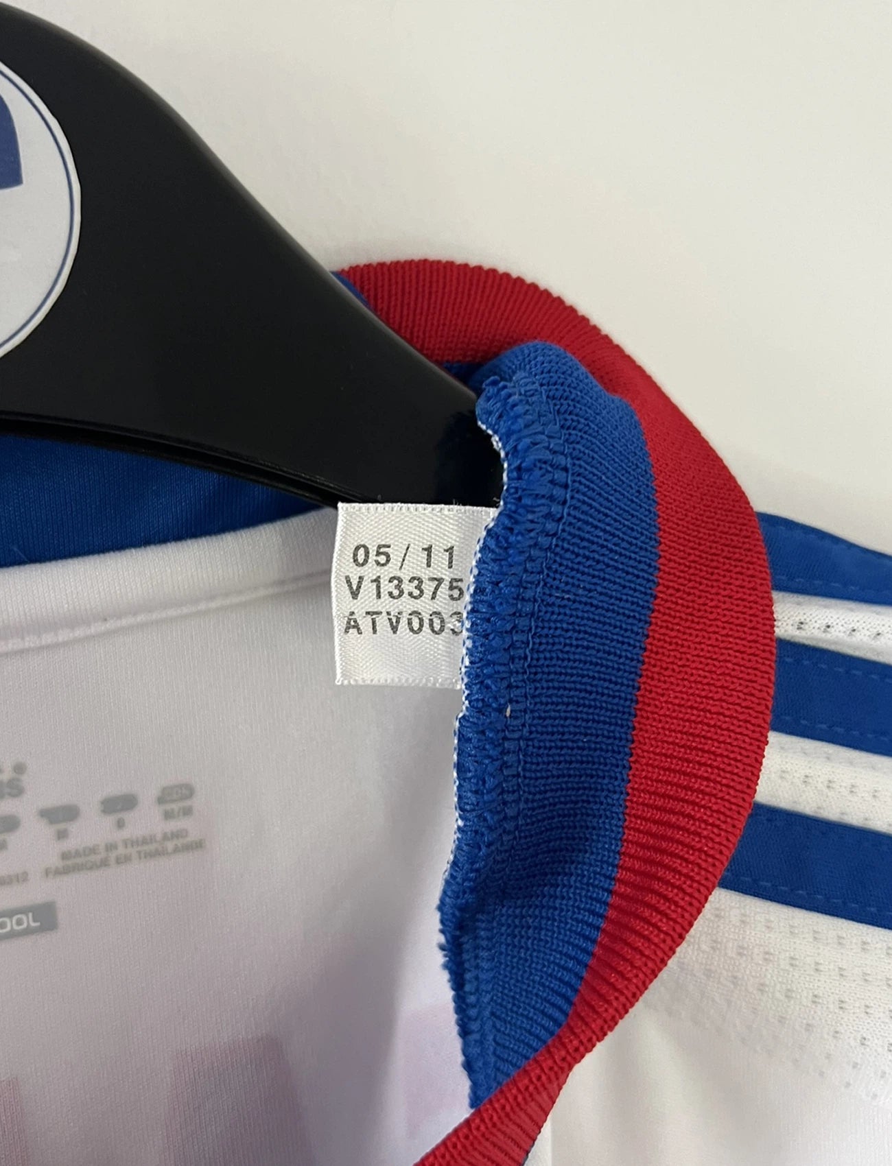 Maillot de foot vintage domicile de l'OL de la saison 2011/2012. On peut retrouver l'équipementier Adidas et le sponsor Everest Poker. Le maillot est floqué du numéro 9 Lisandro Lopez. Il s'agit d'un maillot authentique d'époque comportant les numéro V13375.