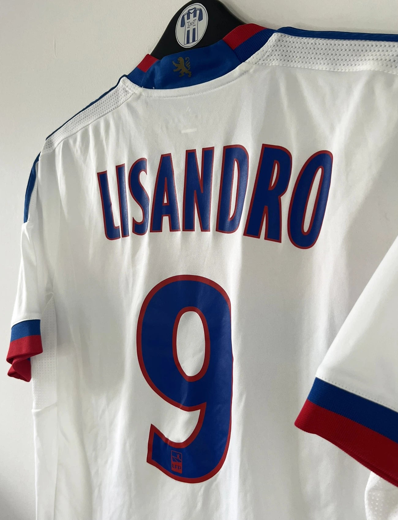 Maillot de foot vintage domicile de l'OL de la saison 2011/2012. On peut retrouver l'équipementier Adidas et le sponsor Everest Poker. Le maillot est floqué du numéro 9 Lisandro Lopez. Il s'agit d'un maillot authentique d'époque comportant les numéro V13375.