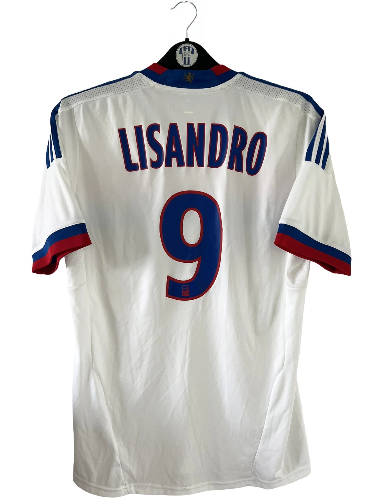 Maillot de foot vintage domicile de l'OL de la saison 2011/2012. On peut retrouver l'équipementier Adidas et le sponsor Everest Poker. Le maillot est floqué du numéro 9 Lisandro Lopez. Il s'agit d'un maillot authentique d'époque comportant les numéro V13375.