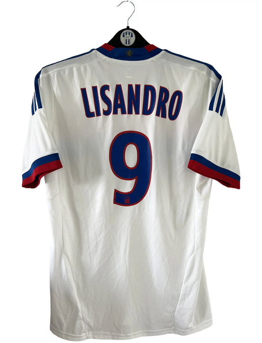 Maillot de foot vintage domicile de l'OL de la saison 2011/2012. On peut retrouver l'équipementier Adidas et le sponsor Everest Poker. Le maillot est floqué du numéro 9 Lisandro Lopez. Il s'agit d'un maillot authentique d'époque comportant les numéro V13375.
