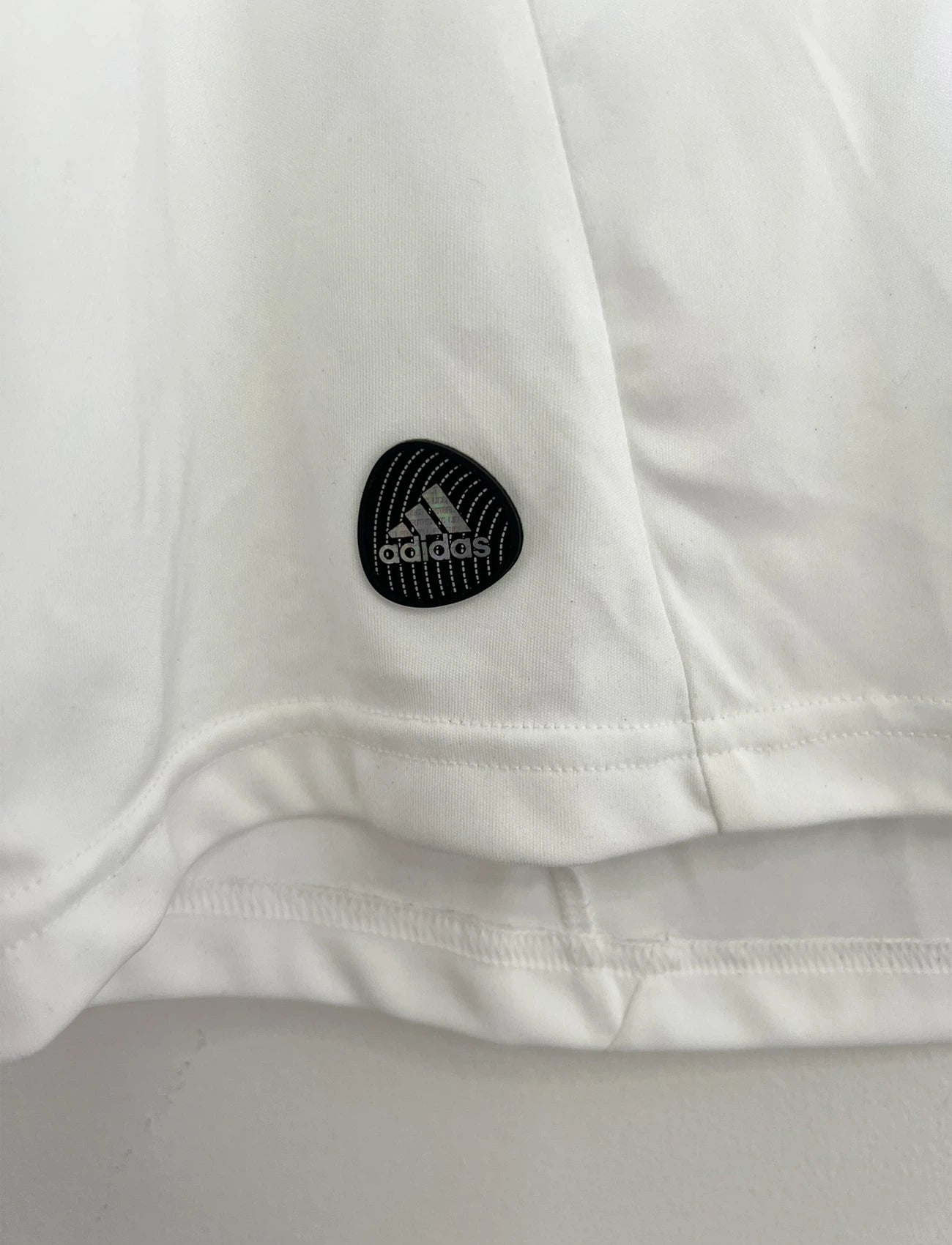 Maillot de foot vintage domicile de l'OL de la saison 2011/2012. On peut retrouver l'équipementier Adidas et le sponsor Everest Poker. Le maillot est floqué du numéro 9 Lisandro Lopez. Il s'agit d'un maillot authentique d'époque comportant les numéro V13375.