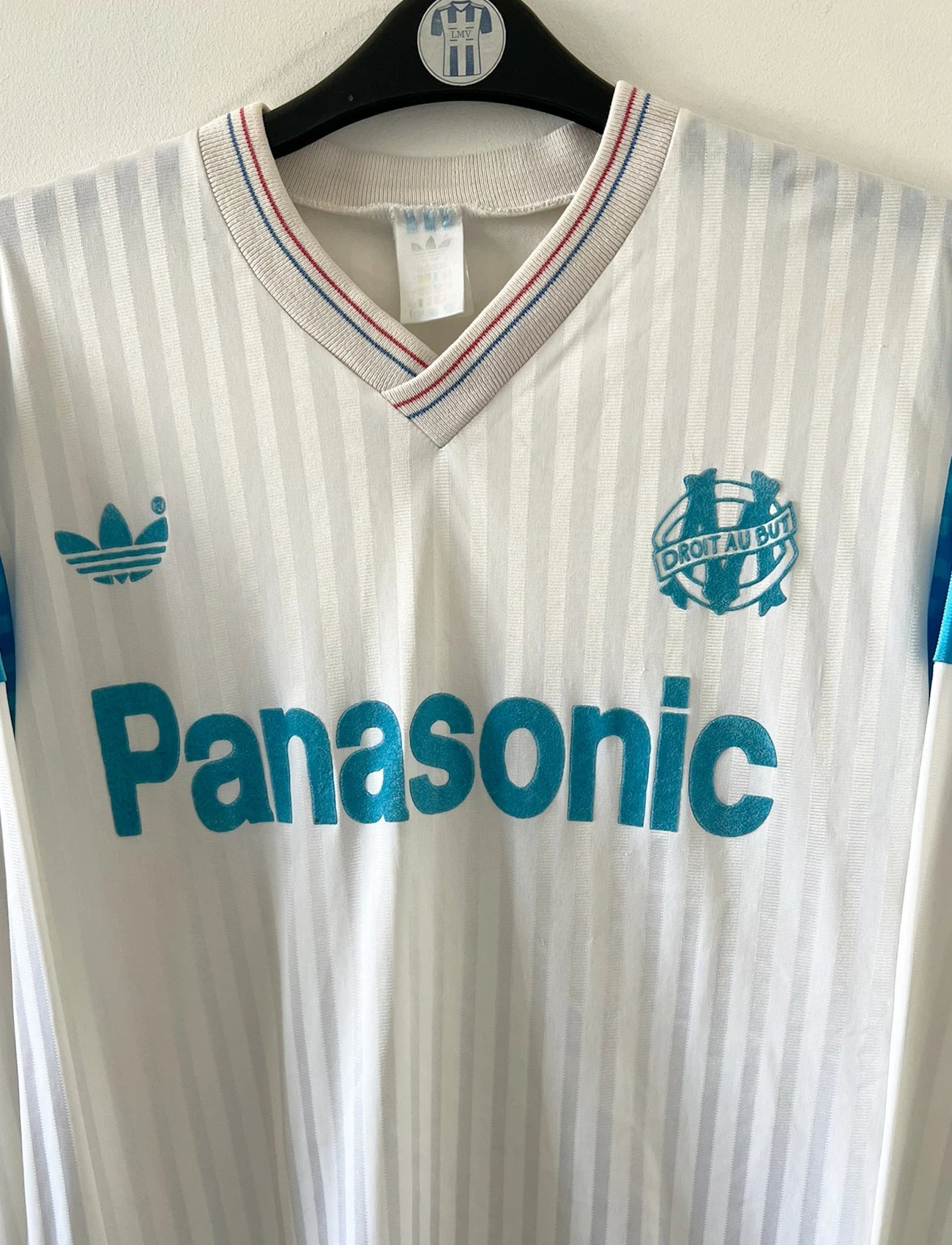 Maillot de foot vintage domicile blanc de l'OM 1989/1991. On peut retrouver l'équipementier Adidas et le sponsor Panasonic. Il s'agit d'un maillot authentique d'époque.