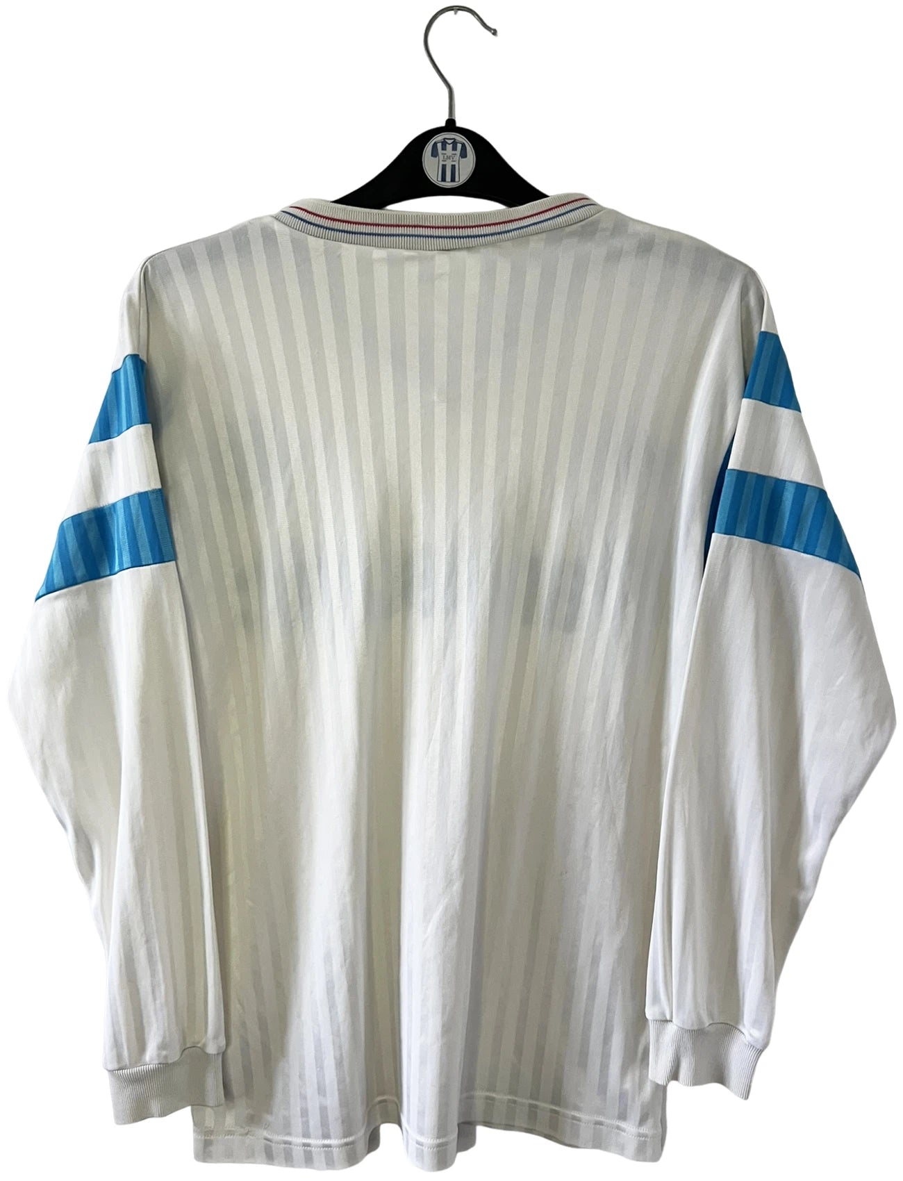 Maillot de foot vintage domicile blanc de l'OM 1989/1991. On peut retrouver l'équipementier Adidas et le sponsor Panasonic. Il s'agit d'un maillot authentique d'époque.