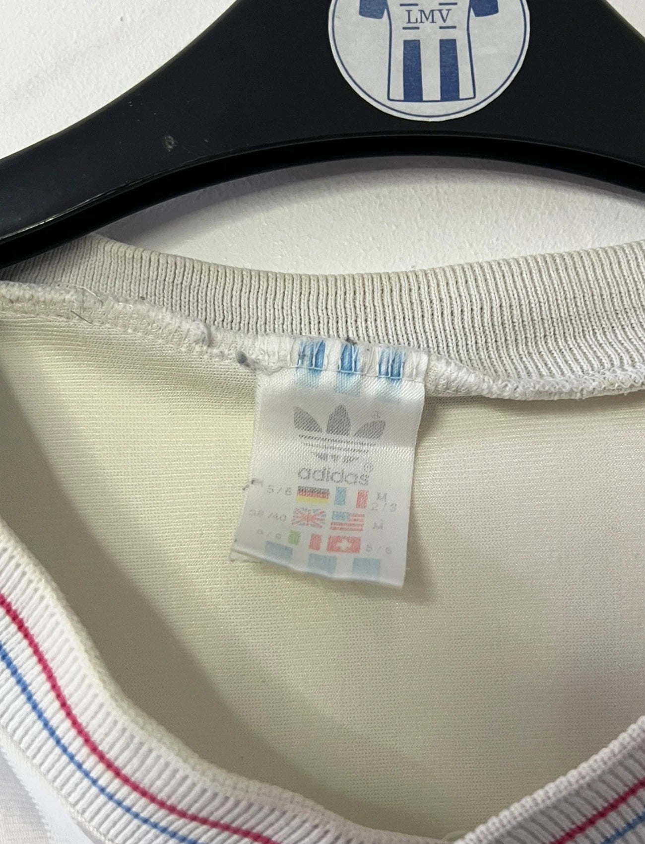 Maillot de foot vintage domicile blanc de l'OM 1989/1991. On peut retrouver l'équipementier Adidas et le sponsor Panasonic. Il s'agit d'un maillot authentique d'époque.