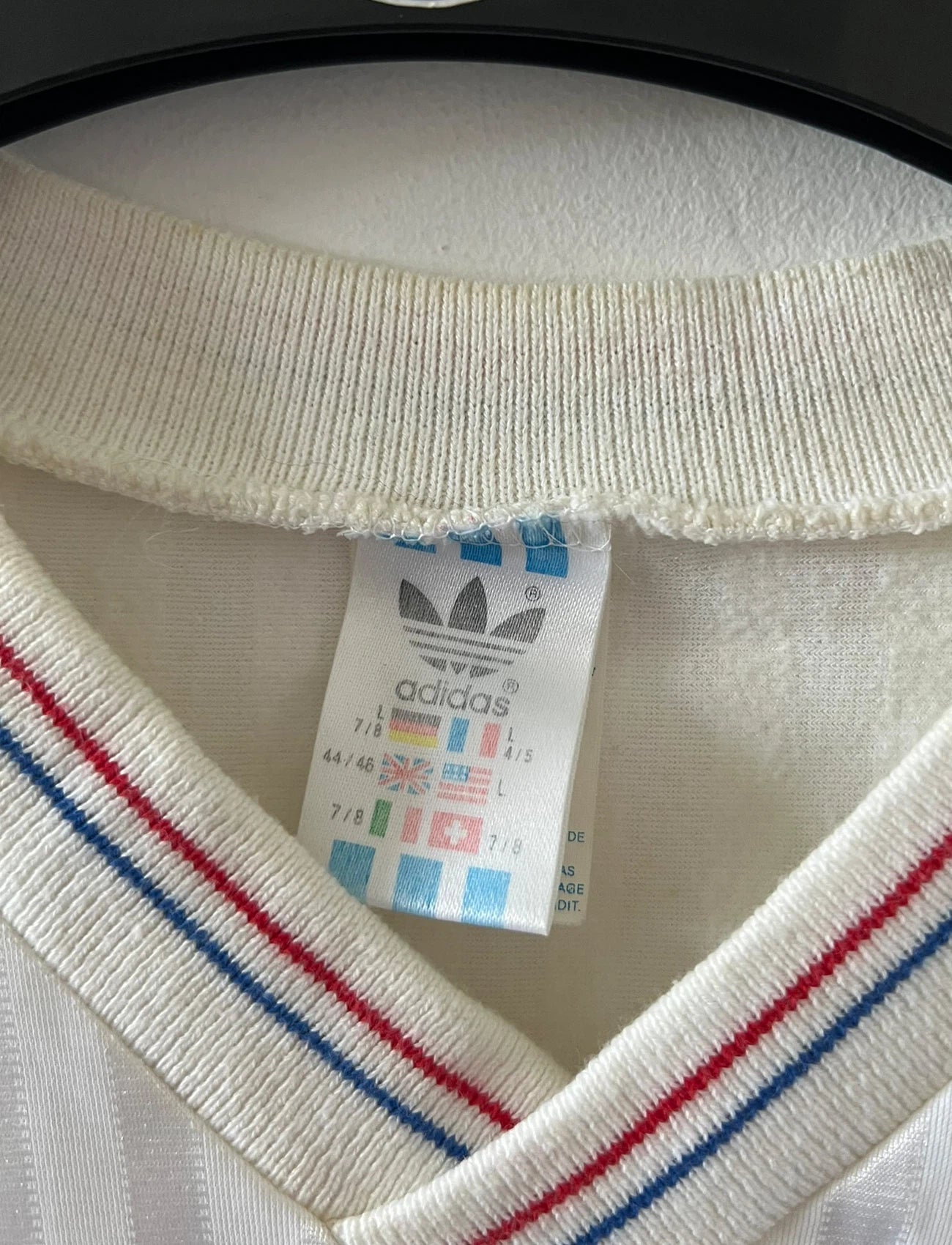 Maillot de foot vintage domicile blanc et bleu de l'om 1989/1991. On peut retrouver l'équipementier Adidas et le sponsor Panasonic. Il s'agit d'un maillot authentique d'époque.