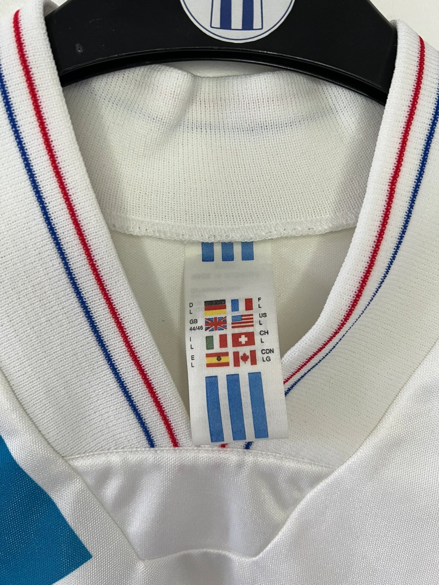 Maillot foot vintage domicile blanc et bleu de l'om de la saison 1991-1992. On peut retrouver l'équipementier adidas et le sponsor Panasonic. Il s'agit d'un maillot authentique d'époque.