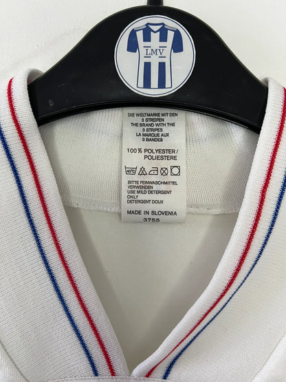 Maillot foot vintage domicile blanc et bleu de l'om de la saison 1991-1992. On peut retrouver l'équipementier adidas et le sponsor Panasonic. Il s'agit d'un maillot authentique d'époque.