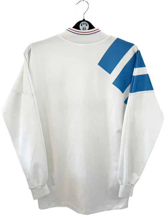 Maillot foot vintage domicile blanc et bleu de l'om de la saison 1991-1992. On peut retrouver l'équipementier adidas et le sponsor Panasonic. Il s'agit d'un maillot authentique d'époque.
