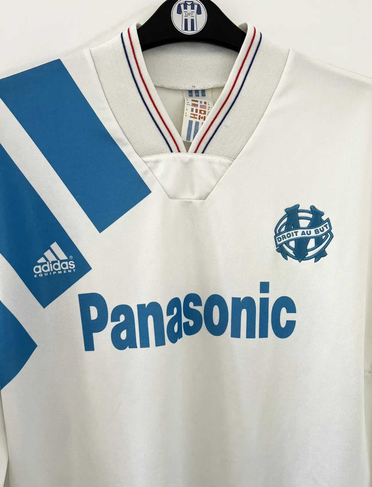 Maillot foot vintage domicile blanc et bleu de l'om de la saison 1991-1992. On peut retrouver l'équipementier adidas et le sponsor Panasonic. Il s'agit d'un maillot authentique d'époque.