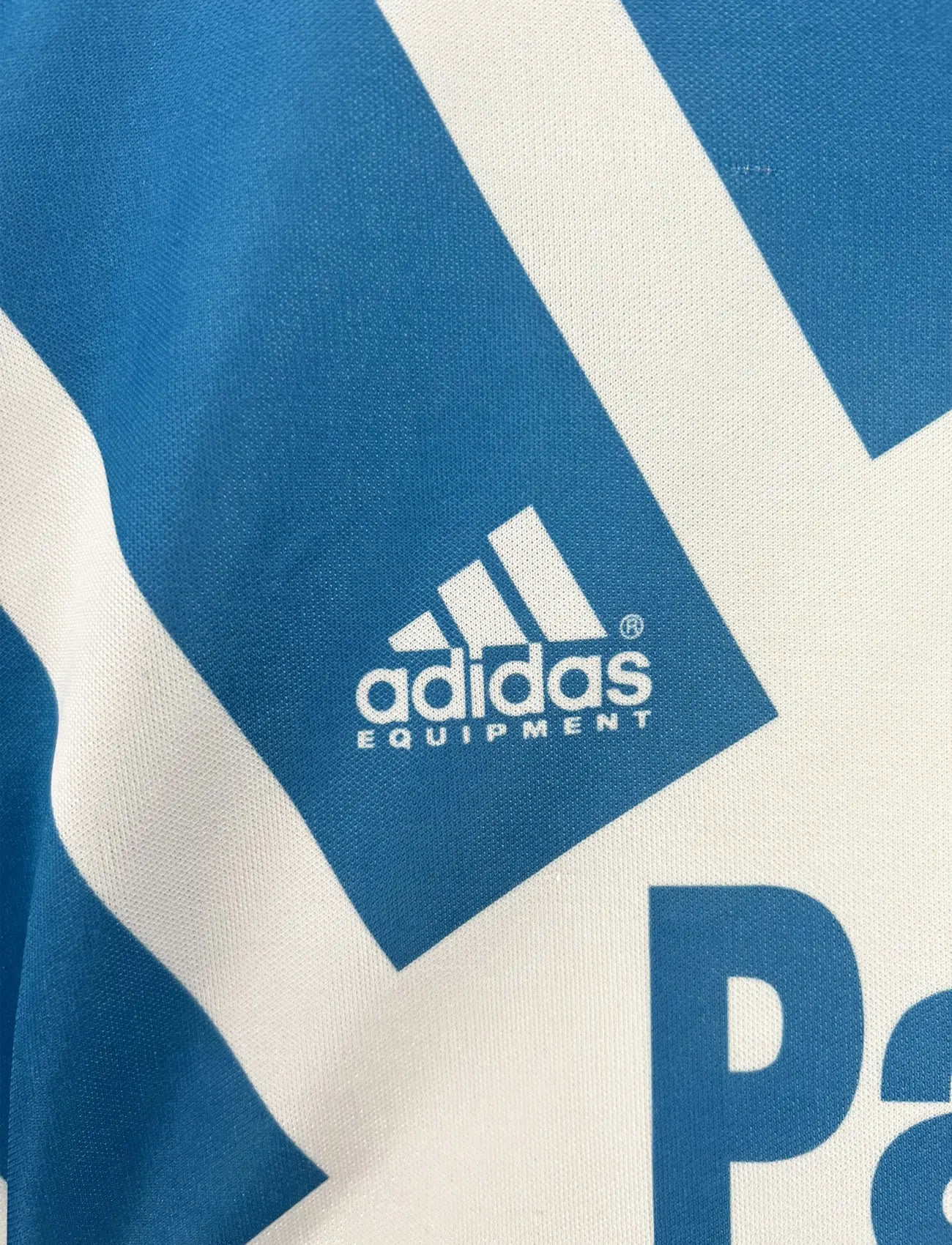 Maillot foot vintage domicile blanc et bleu de l'om de la saison 1991-1992. On peut retrouver l'équipementier adidas et le sponsor Panasonic. Il s'agit d'un maillot authentique d'époque.