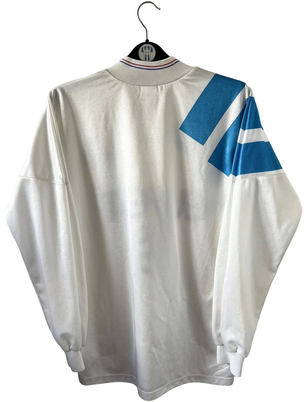 Maillot de foot vintage domicile blanc et bleu de l'OM 1992/1993. On peut retrouver l'équipementier Adidas et le sponsor Eurest. Il s'agit d'un maillot authentique d'époque.