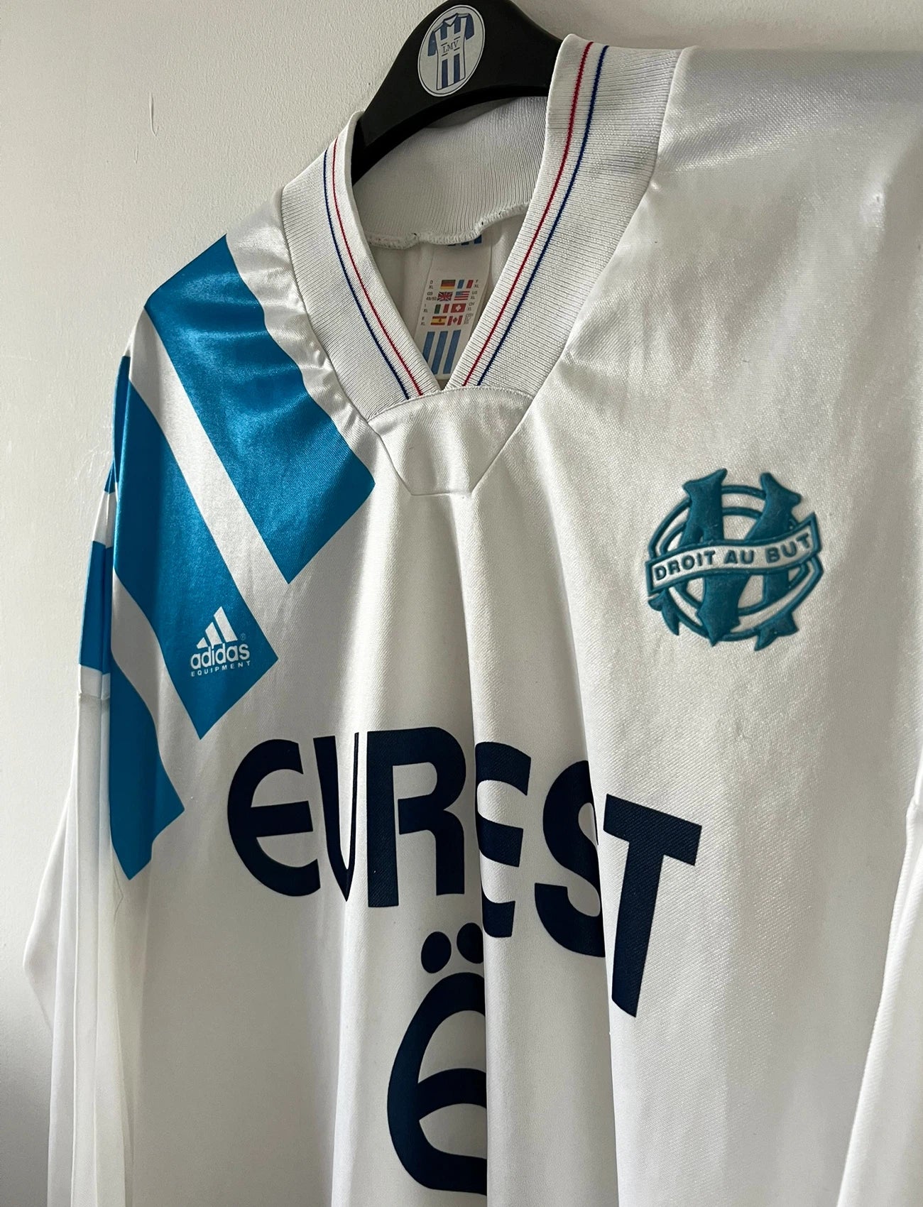 Maillot de foot vintage domicile OM 1992/1993. On peut retrouver l'équipementier Adidas et le sponsor Eurest. Il s'agit d'un maillot authentique d'époque.