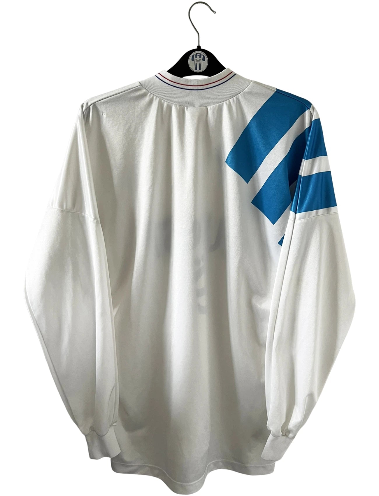 Maillot de foot vintage domicile OM 1992/1993. On peut retrouver l'équipementier Adidas et le sponsor Eurest. Il s'agit d'un maillot authentique d'époque.