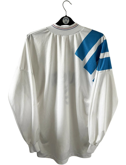 Maillot de foot vintage domicile OM 1992/1993. On peut retrouver l'équipementier Adidas et le sponsor Eurest. Il s'agit d'un maillot authentique d'époque.