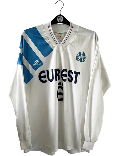 Maillot de foot vintage domicile OM 1992/1993. On peut retrouver l'équipementier Adidas et le sponsor Eurest. Il s'agit d'un maillot authentique d'époque.