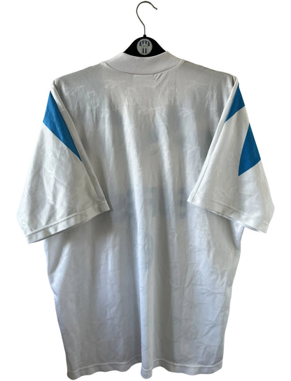 Maillot de foot vintage domicile blanc et bleu de l'OM 1994/1995. On peut retrouver l'équipementier Reebok et le sponsor Eurest. Il s'agit d'un maillot authentique d'époque.