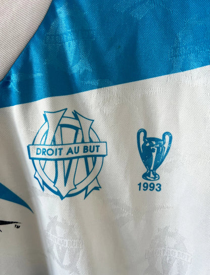 Maillot de foot vintage domicile blanc et bleu de l'OM 1994/1995. On peut retrouver l'équipementier Reebok et le sponsor Eurest. Il s'agit d'un maillot authentique d'époque.