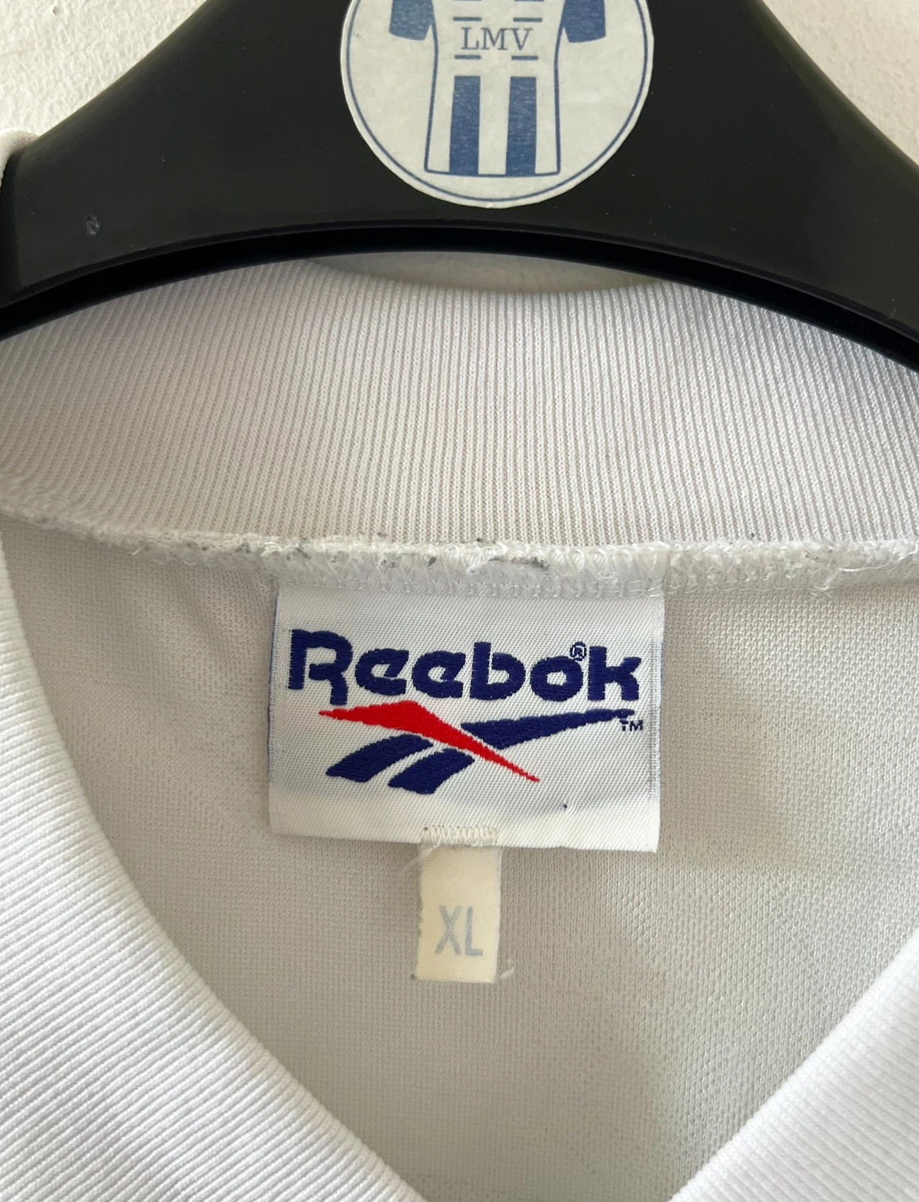 Maillot de foot vintage domicile blanc et bleu de l'OM 1994/1995. On peut retrouver l'équipementier Reebok et le sponsor Eurest. Il s'agit d'un maillot authentique d'époque.