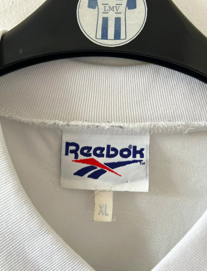 Maillot de foot vintage domicile blanc et bleu de l'OM 1994/1995. On peut retrouver l'équipementier Reebok et le sponsor Eurest. Il s'agit d'un maillot authentique d'époque.