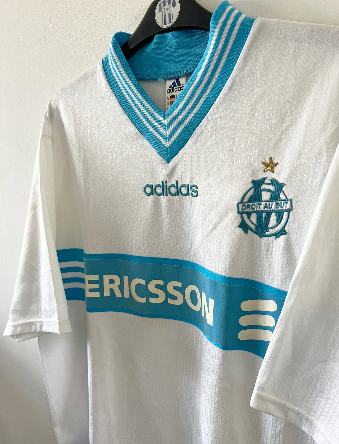 Maillot de foot vintage domicile blanc de l'OM 1997/1998. On peut retrouver l'équipementier Adidas et le sponsor Ericsson. Il s'agit d'un maillot authentique d'époque.
