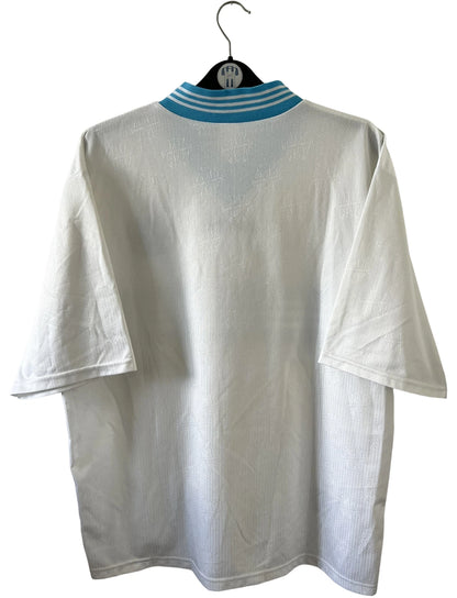 Maillot de foot vintage domicile blanc de l'OM 1997/1998. On peut retrouver l'équipementier Adidas et le sponsor Ericsson. Il s'agit d'un maillot authentique d'époque.