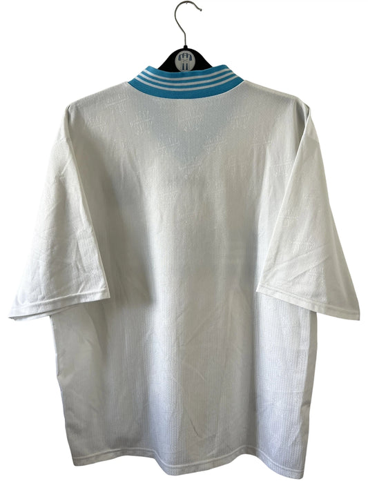 Maillot de foot vintage domicile blanc de l'OM 1997/1998. On peut retrouver l'équipementier Adidas et le sponsor Ericsson. Il s'agit d'un maillot authentique d'époque.