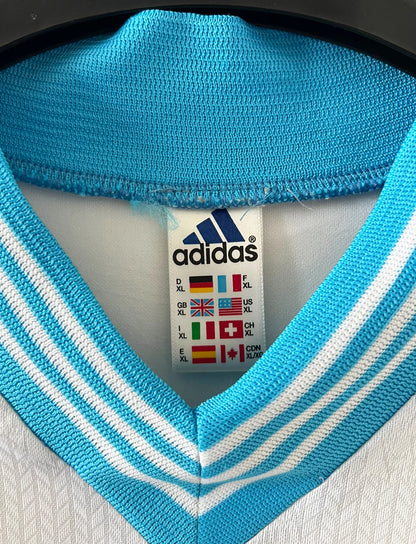Maillot de foot vintage domicile blanc de l'OM 1997/1998. On peut retrouver l'équipementier Adidas et le sponsor Ericsson. Il s'agit d'un maillot authentique d'époque.