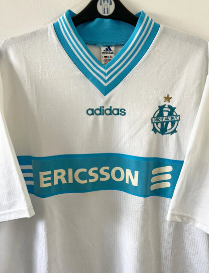 Maillot de foot vintage domicile blanc de l'OM 1997/1998. On peut retrouver l'équipementier Adidas et le sponsor Ericsson. Il s'agit d'un maillot authentique d'époque.
