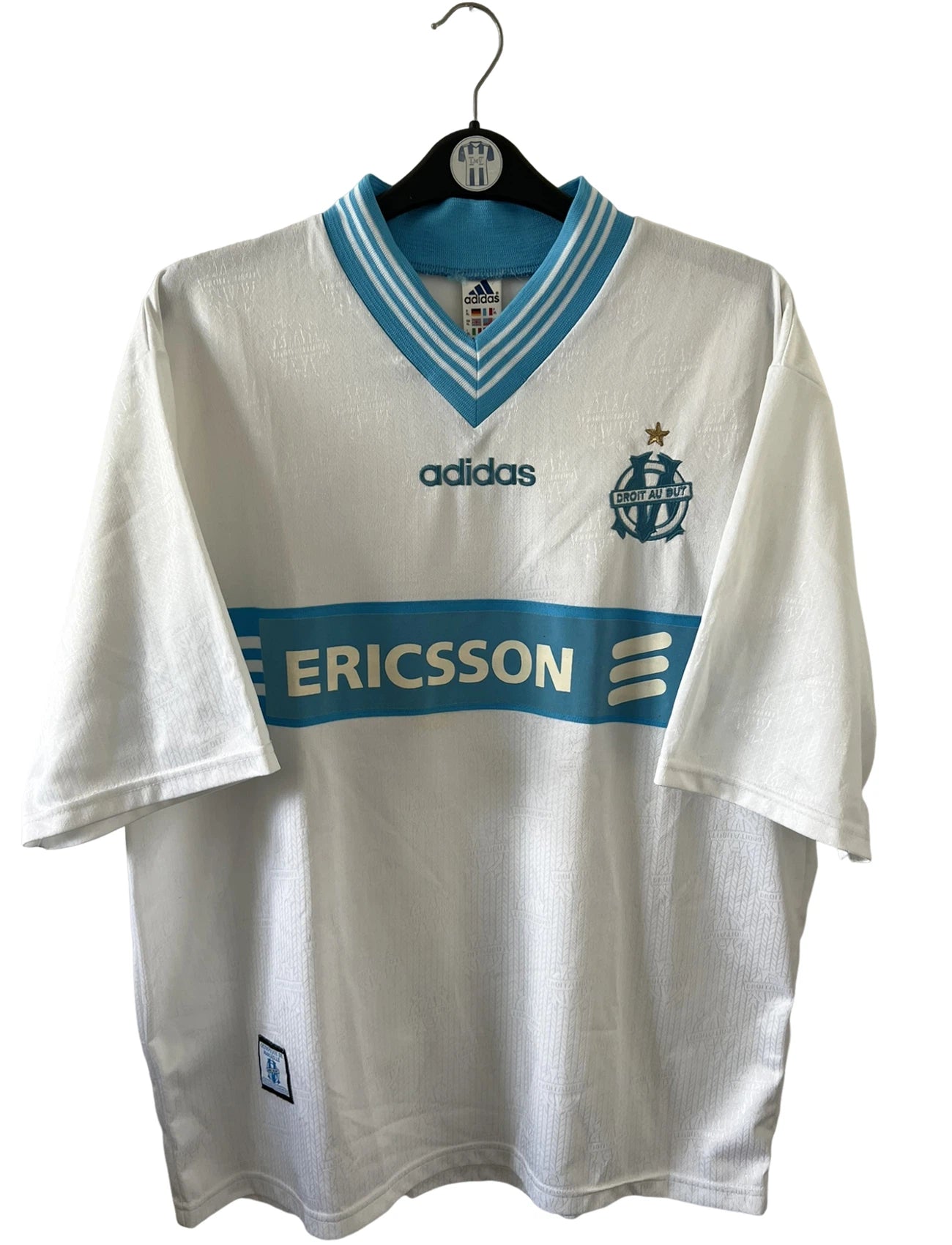 Maillot de foot vintage domicile blanc de l'OM 1997/1998. On peut retrouver l'équipementier Adidas et le sponsor Ericsson. Il s'agit d'un maillot authentique d'époque.