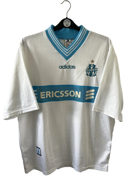 Maillot de foot vintage domicile blanc de l'OM 1997/1998. On peut retrouver l'équipementier Adidas et le sponsor Ericsson. Il s'agit d'un maillot authentique d'époque.