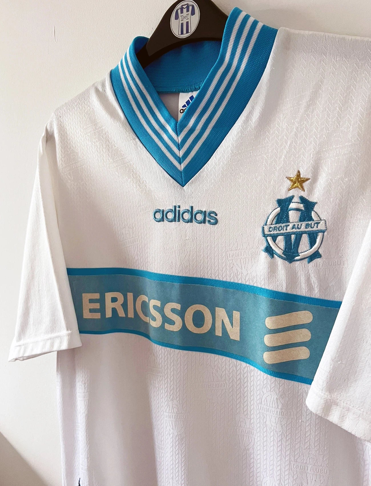 Maillot de foot vintage domicile OM 1997/1998. On peut retrouver l'équipementier Adidas et le sponsor Ericsson. Il s'agit d'un maillot authentique d'époque.