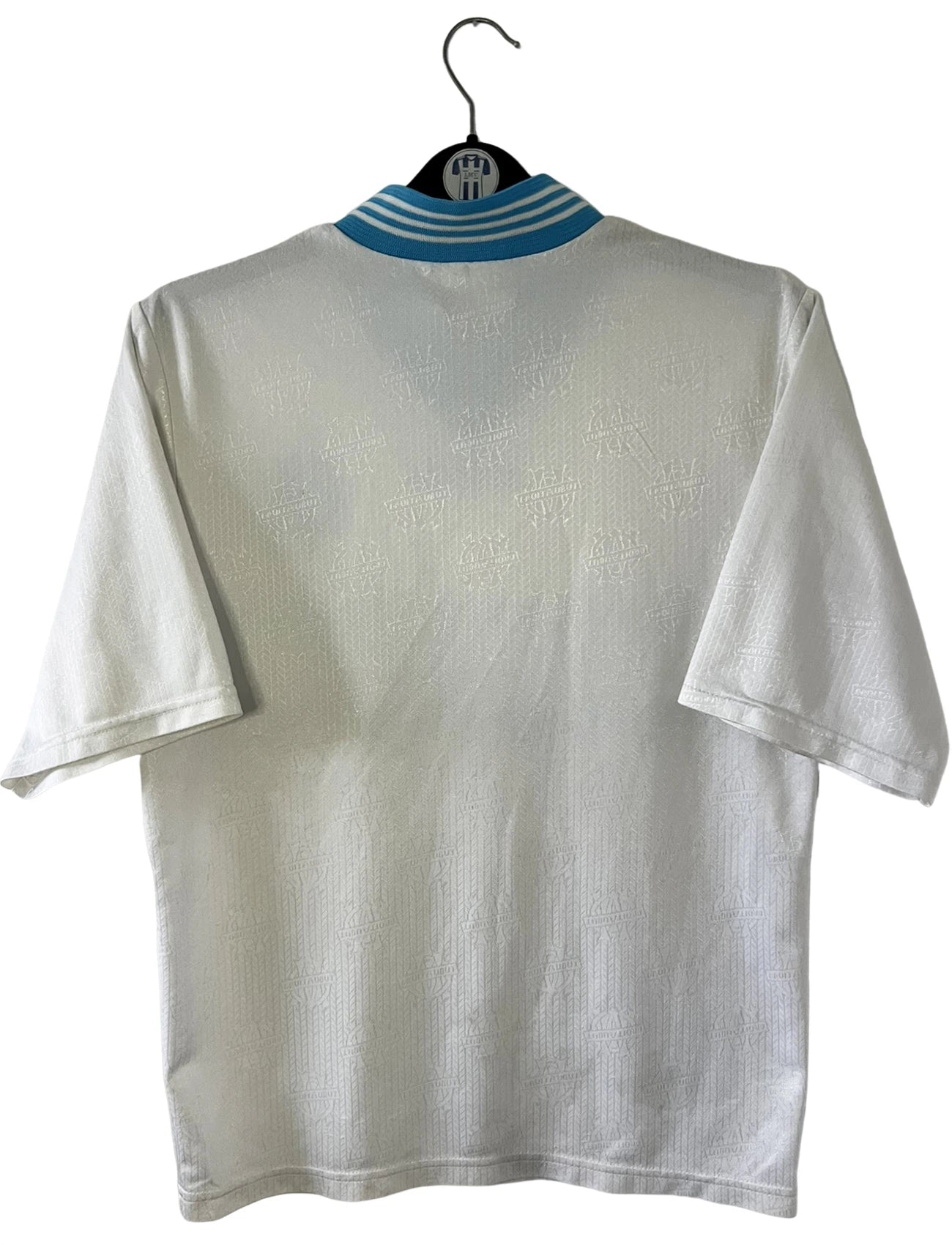 Maillot de foot vintage domicile blanc et bleu de l'OM saison 1997/1998. On peut retrouver l'équipementier Adidas et le sponsor Ericsson. Il s'agit d'un maillot authentique d'époque.