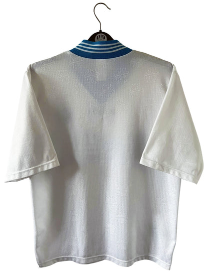 Maillot de foot vintage domicile OM 1997/1998. On peut retrouver l'équipementier Adidas et le sponsor Ericsson. Il s'agit d'un maillot authentique d'époque.