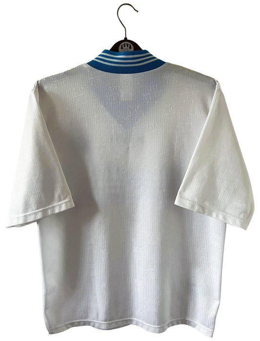 Maillot de foot vintage domicile OM 1997/1998. On peut retrouver l'équipementier Adidas et le sponsor Ericsson. Il s'agit d'un maillot authentique d'époque.