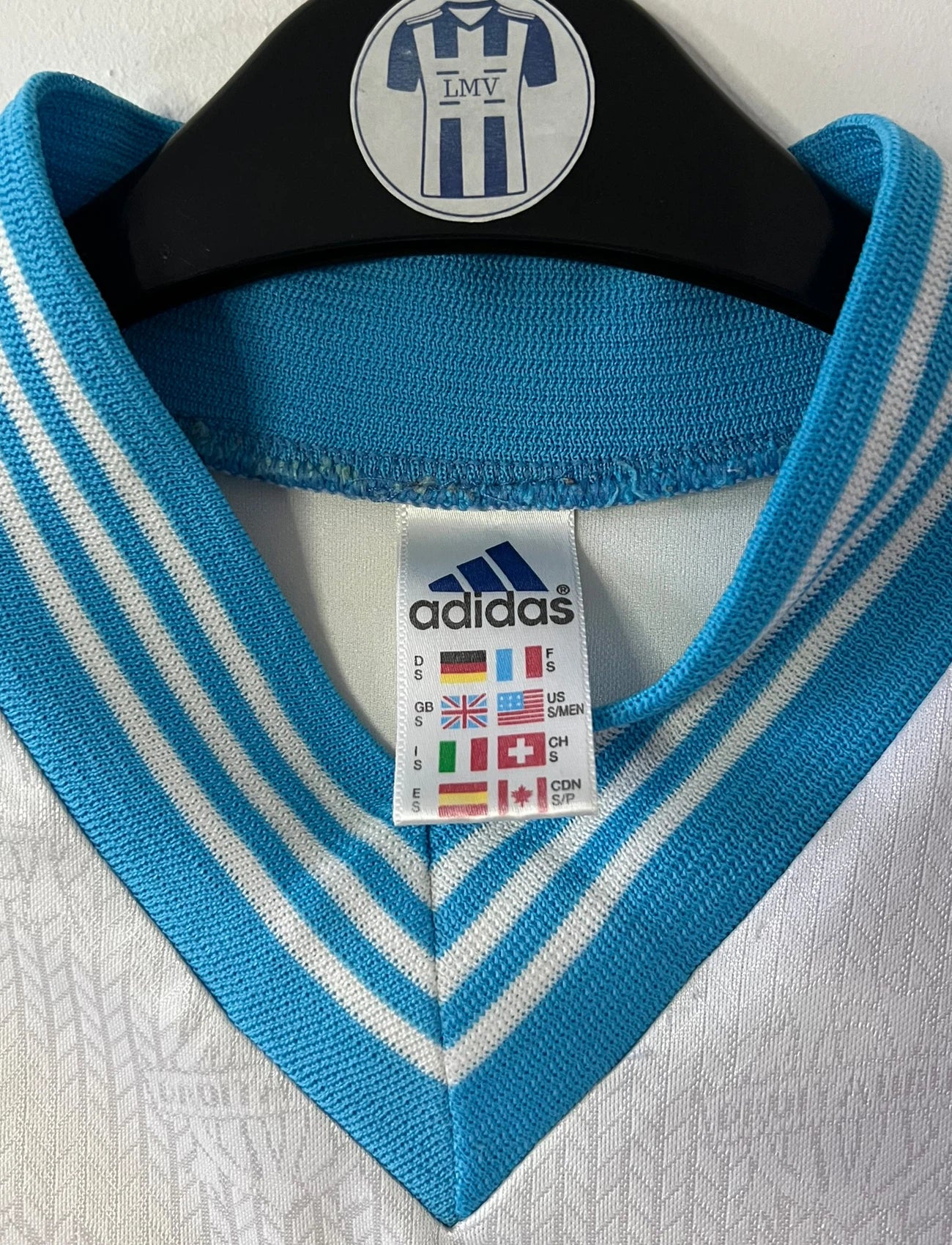 Maillot de foot vintage domicile blanc et bleu de l'OM saison 1997/1998. On peut retrouver l'équipementier Adidas et le sponsor Ericsson. Il s'agit d'un maillot authentique d'époque.