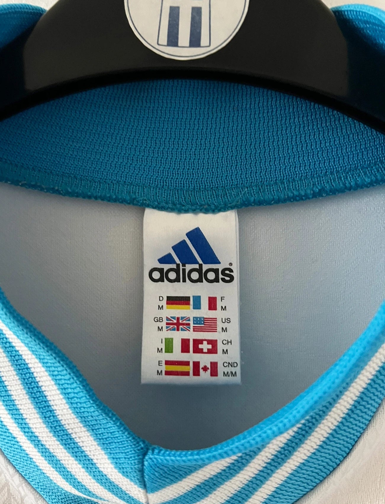 Maillot de foot vintage domicile OM 1997/1998. On peut retrouver l'équipementier Adidas et le sponsor Ericsson. Il s'agit d'un maillot authentique d'époque.