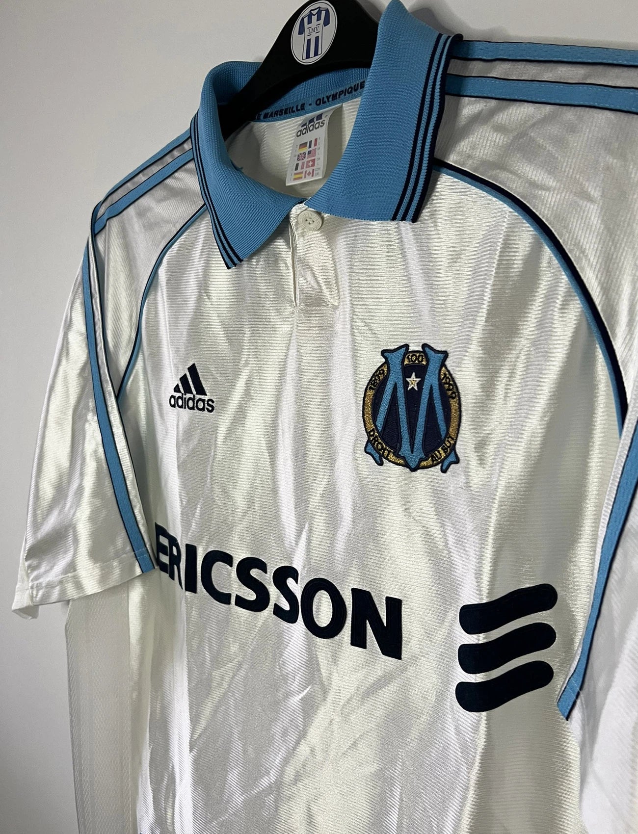 Maillot de foot vintage domicile de l'olympique de marseille de la saison 1998/1999. On peut retrouver l'équipementier Adidas et le sponsor Ericsson. Il s'agit d'un maillot authentique d'époque.