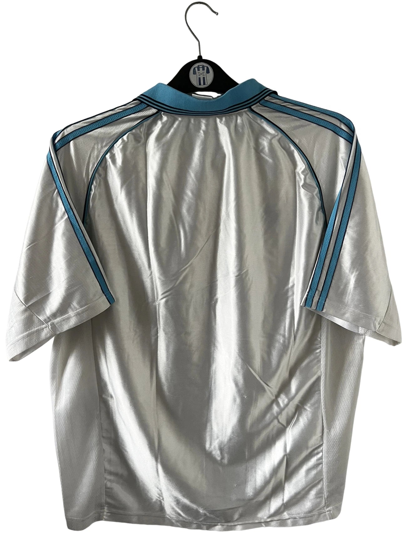 Maillot de foot vintage domicile blanc de l'OM 1998/1999. On peut retrouver l'équipementier Adidas et le sponsor Ericsson. Il s'agit d'un maillot authentique d'époque.