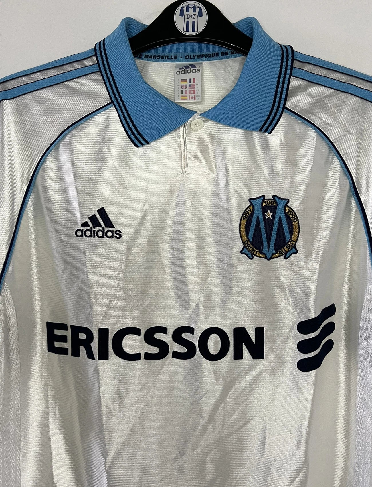 Maillot de foot vintage domicile de l'olympique de marseille de la saison 1998/1999. On peut retrouver l'équipementier Adidas et le sponsor Ericsson. Il s'agit d'un maillot authentique d'époque.