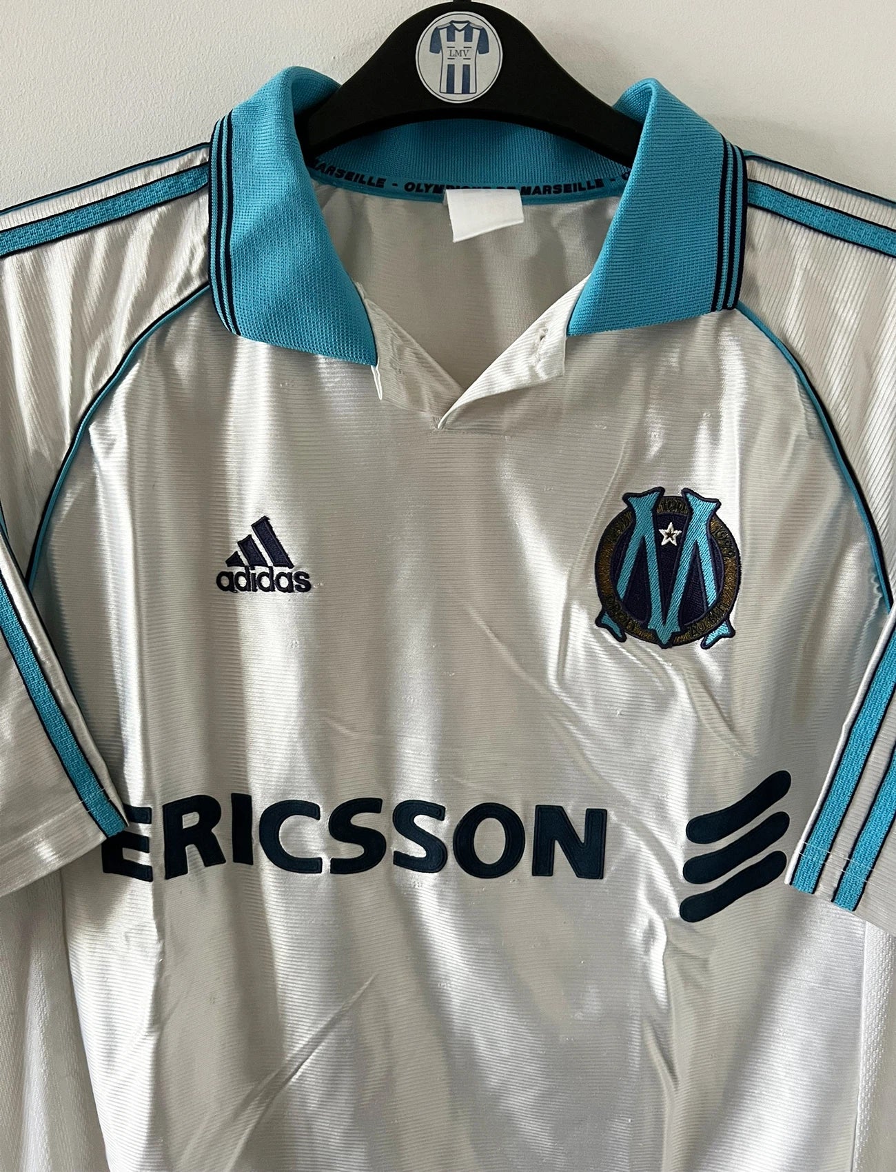 Maillot de foot vintage domicile blanc de l'OM 1998/1999. On peut retrouver l'équipementier Adidas et le sponsor Ericsson. Il s'agit d'un maillot authentique d'époque.