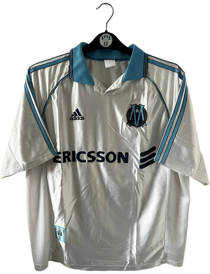 Maillot de foot vintage domicile blanc de l'OM 1998/1999. On peut retrouver l'équipementier Adidas et le sponsor Ericsson. Il s'agit d'un maillot authentique d'époque.