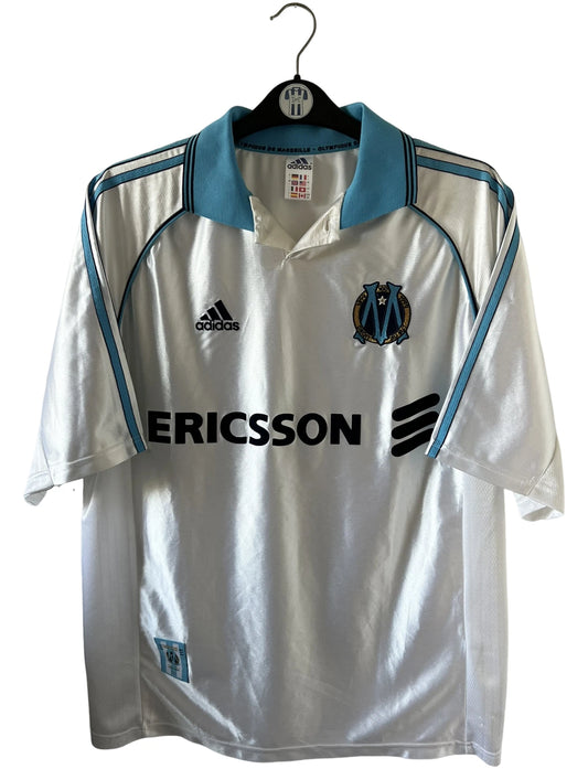 Maillot de foot vintage domicile blanc de l'OM 1998/1999. On peut retrouver l'équipementier Adidas et le sponsor Ericsson. Il s'agit d'un maillot authentique d'époque.