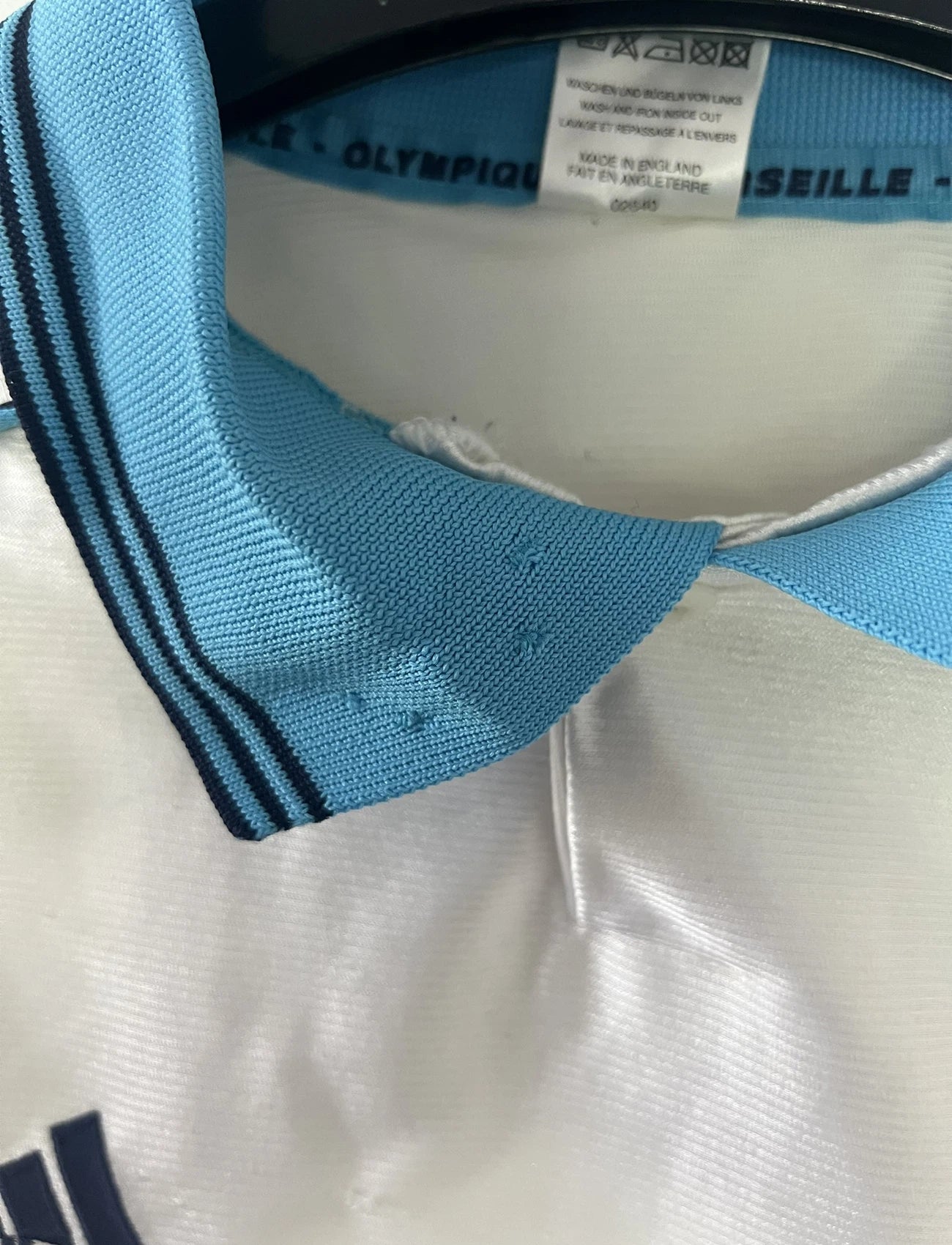 Maillot de foot vintage domicile de l'OM blanc de la saison 1998/1999. On peut retrouver l'équipementier adidas et le sponsor ericsson. Il s'agit d'un maillot authentique d'époque.