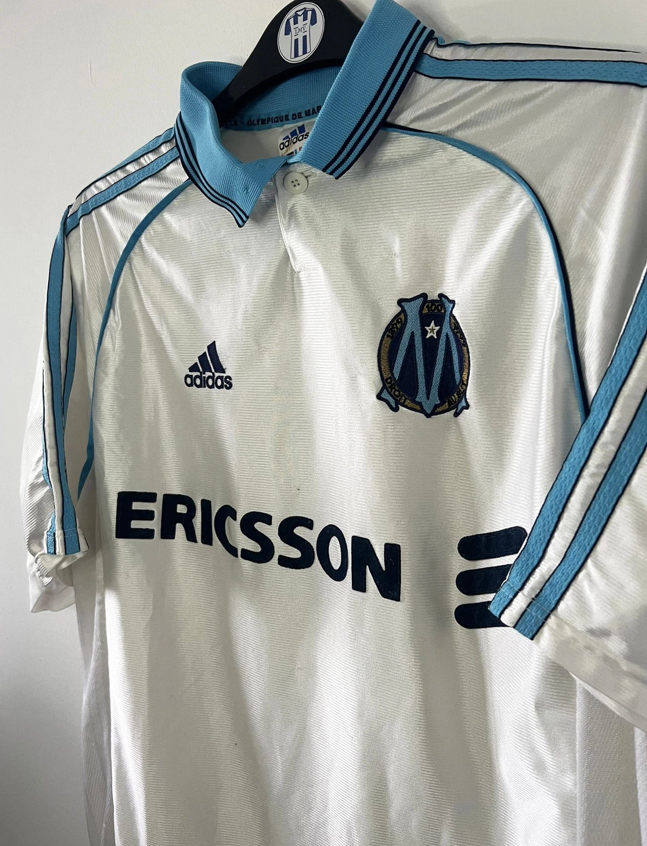 Maillot de foot vintage domicile de l'OM blanc de la saison 1998/1999. On peut retrouver l'équipementier adidas et le sponsor ericsson. Il s'agit d'un maillot authentique d'époque.