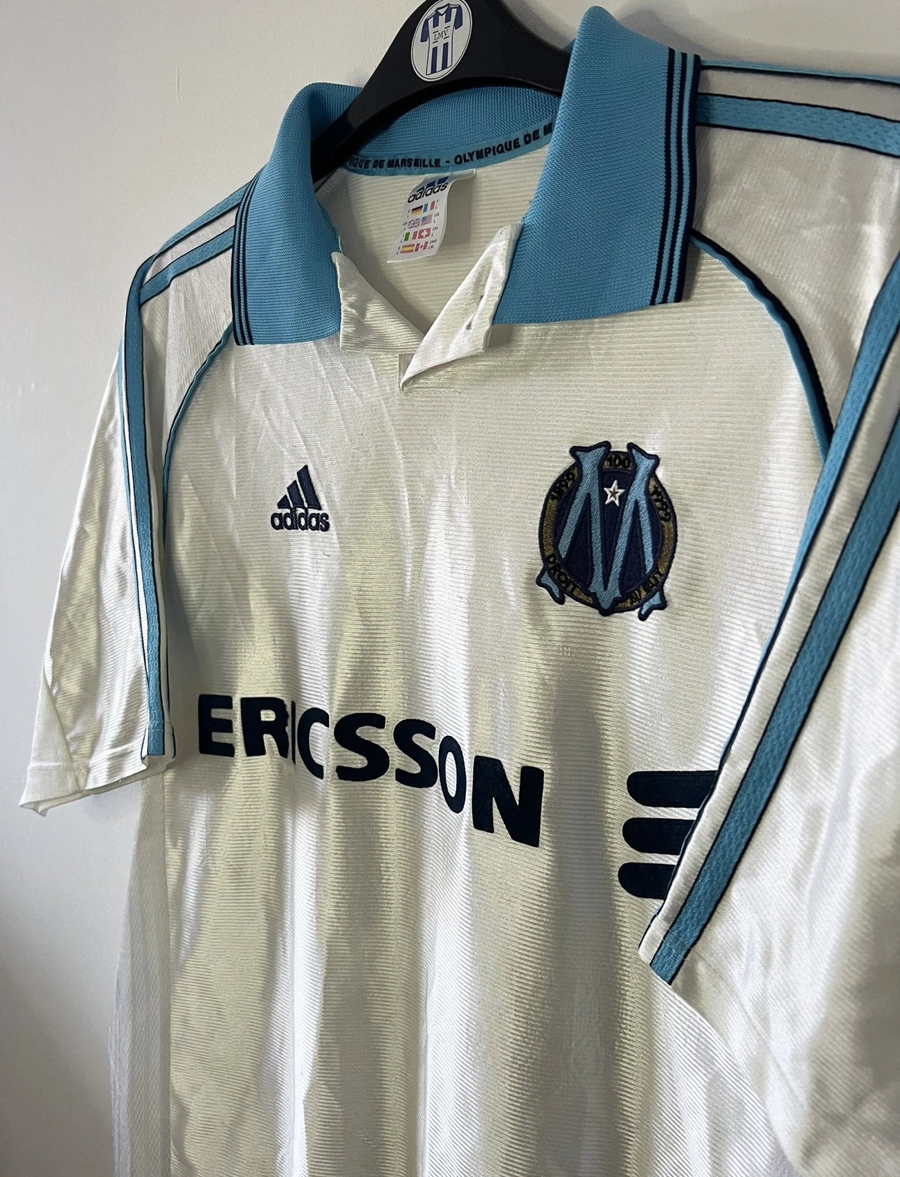 Maillot de foot vintage domicile blanc de l'OM de la saison 1998/1999. On peut retrouver l'équipementier Adidas et le sponsor Ericsson. Il s'agit d'un maillot authentique d'époque.